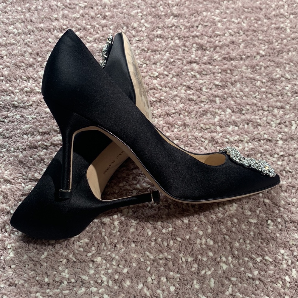 MANOLO BLAHNIK
Hangisi 70mm Pump - Picture 6 of 15